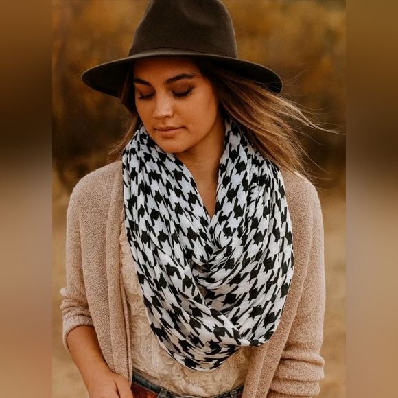 INFINITY SCARF (NWT)